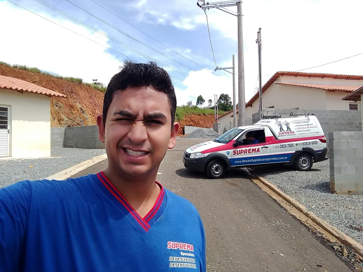 Técnico da Suprema e veículo de atendimento em obra residencial no Rio de Janeiro em Nilópolis, Rio de Janeiro